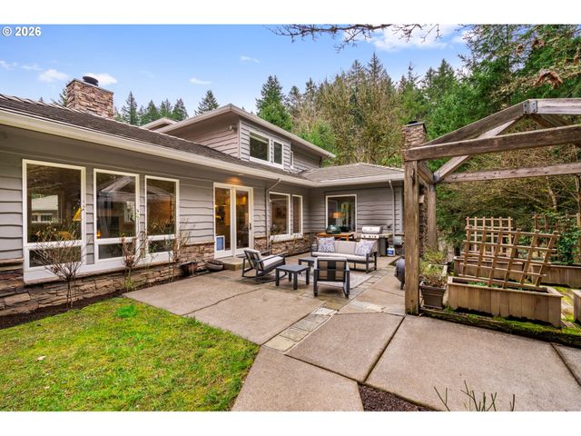 18977 BARTON Rd, Lake Oswego, OR 97034