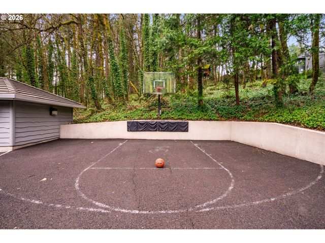 18977 BARTON Rd, Lake Oswego, OR 97034