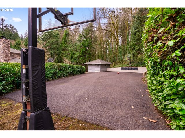 18977 BARTON Rd, Lake Oswego, OR 97034