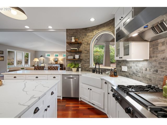 18977 BARTON Rd, Lake Oswego, OR 97034