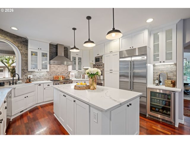 18977 BARTON Rd, Lake Oswego, OR 97034