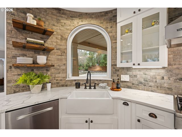 18977 BARTON Rd, Lake Oswego, OR 97034