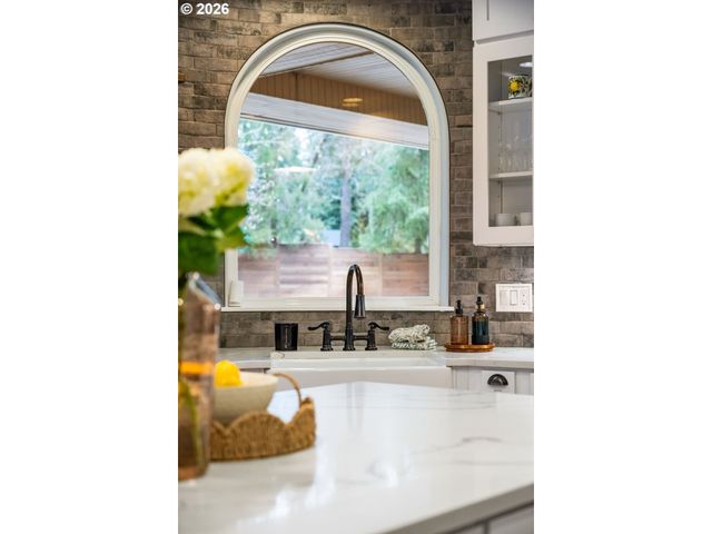 18977 BARTON Rd, Lake Oswego, OR 97034