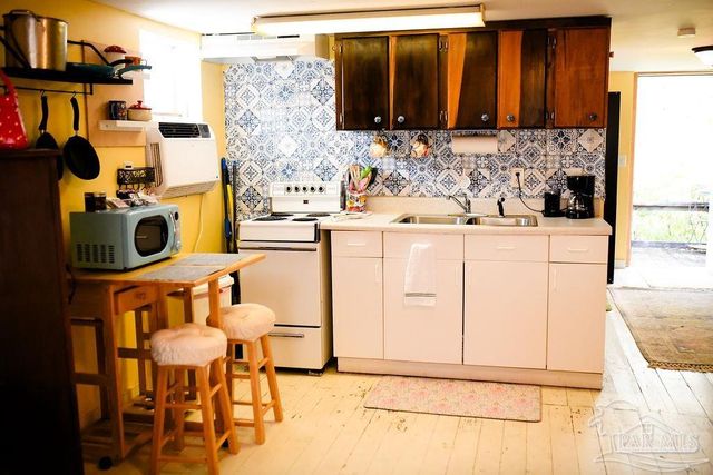 215 E Pine St, Atmore, AL 36502