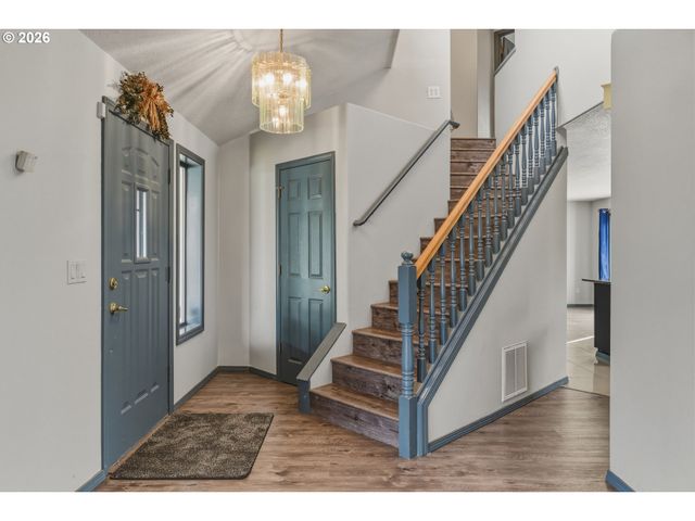 1818 Ne BLUE HERON Dr, Portland, OR 97211