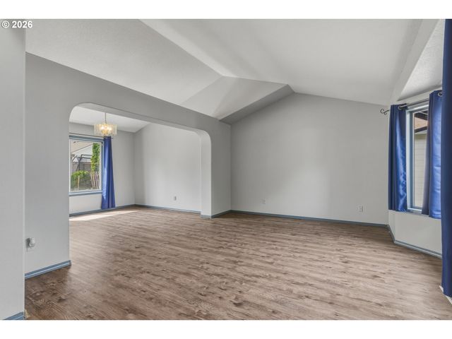 1818 Ne BLUE HERON Dr, Portland, OR 97211