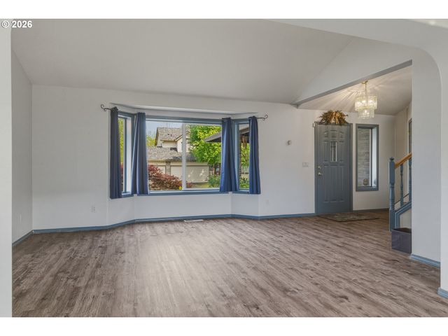 1818 Ne BLUE HERON Dr, Portland, OR 97211