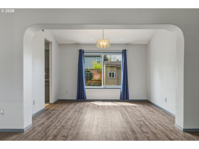 1818 Ne BLUE HERON Dr, Portland, OR 97211