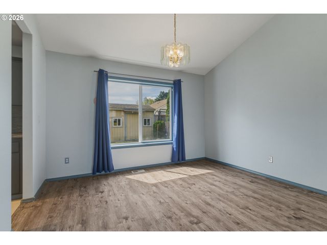 1818 Ne BLUE HERON Dr, Portland, OR 97211