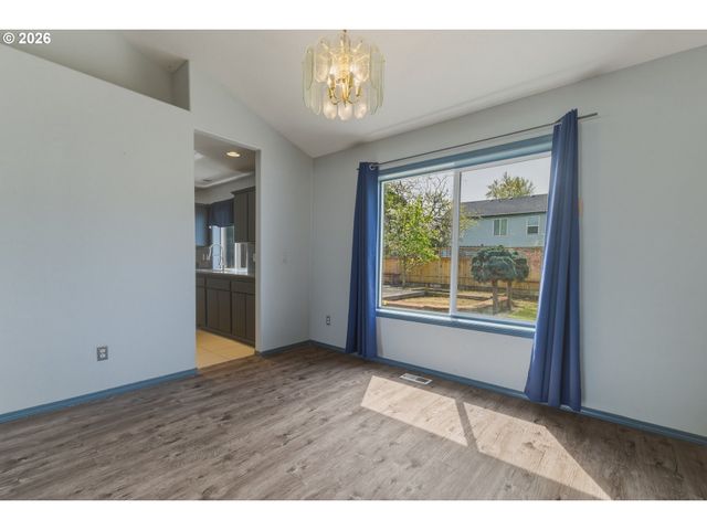 1818 Ne BLUE HERON Dr, Portland, OR 97211