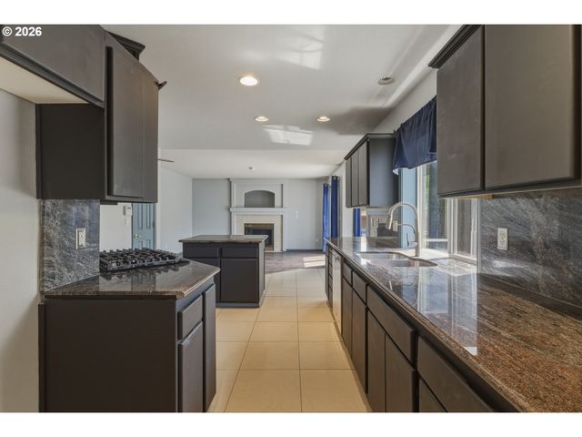 1818 Ne BLUE HERON Dr, Portland, OR 97211