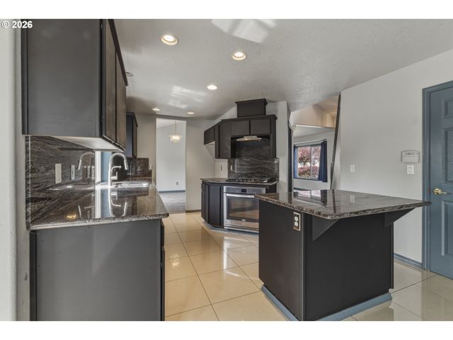 1818 Ne BLUE HERON Dr, Portland, OR 97211