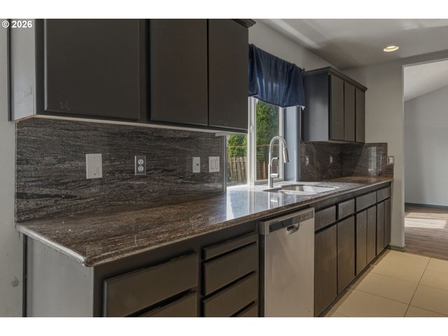 1818 Ne BLUE HERON Dr, Portland, OR 97211