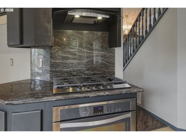 1818 Ne BLUE HERON Dr, Portland, OR 97211