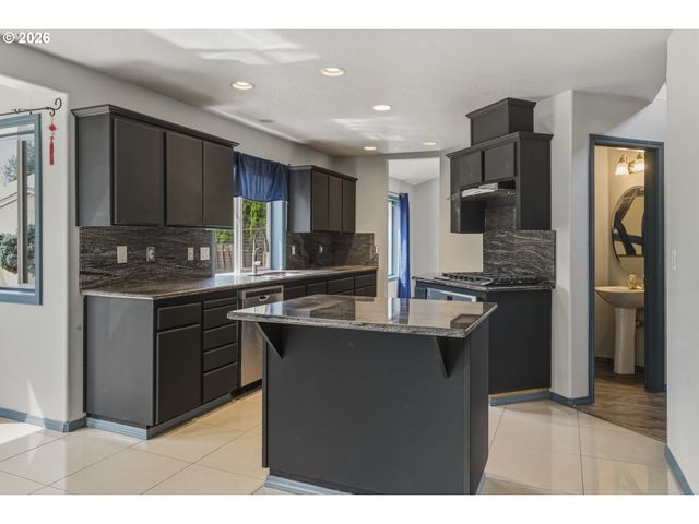 1818 Ne BLUE HERON Dr, Portland, OR 97211