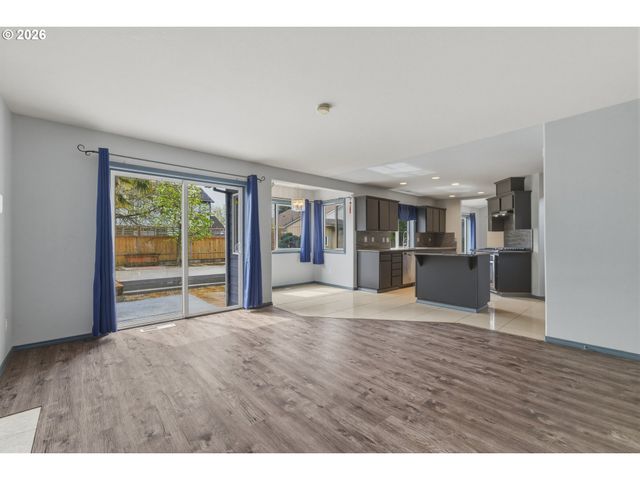 1818 Ne BLUE HERON Dr, Portland, OR 97211