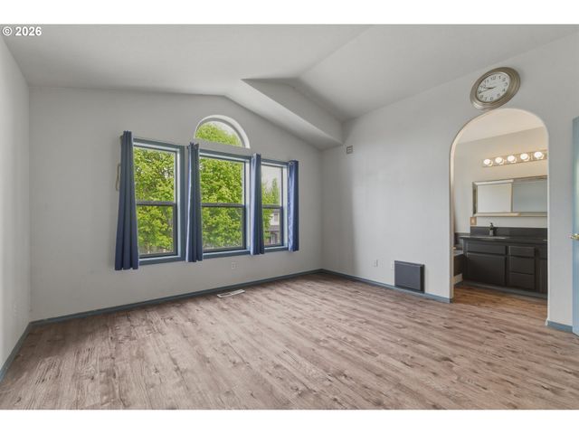 1818 Ne BLUE HERON Dr, Portland, OR 97211