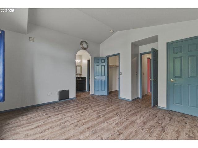 1818 Ne BLUE HERON Dr, Portland, OR 97211