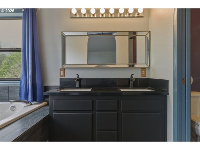 1818 Ne BLUE HERON Dr, Portland, OR 97211