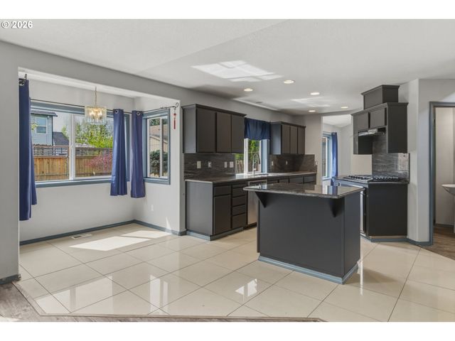 1818 Ne BLUE HERON Dr, Portland, OR 97211