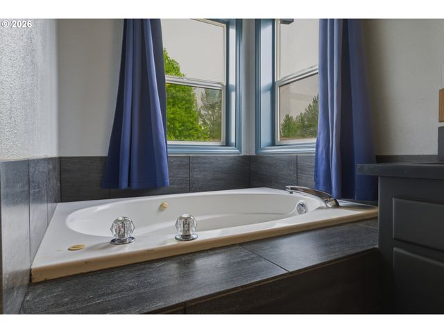 1818 Ne BLUE HERON Dr, Portland, OR 97211