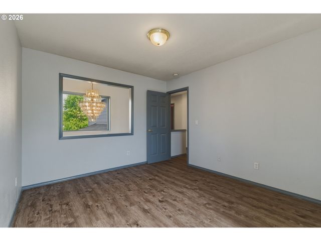 1818 Ne BLUE HERON Dr, Portland, OR 97211