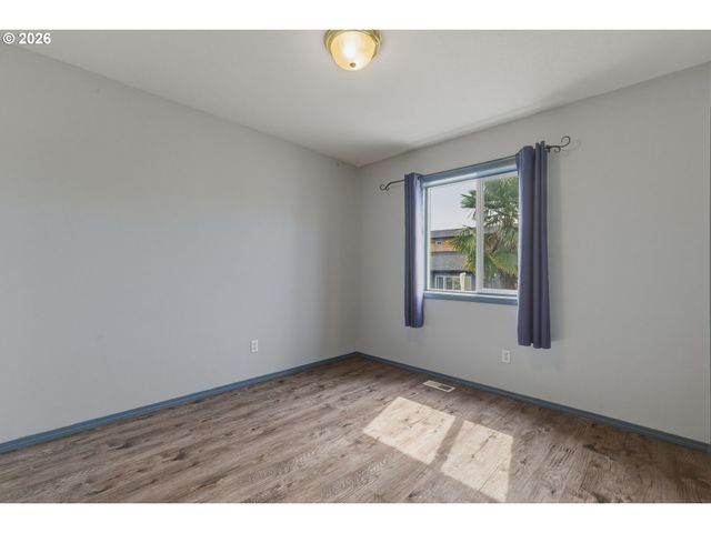 1818 Ne BLUE HERON Dr, Portland, OR 97211