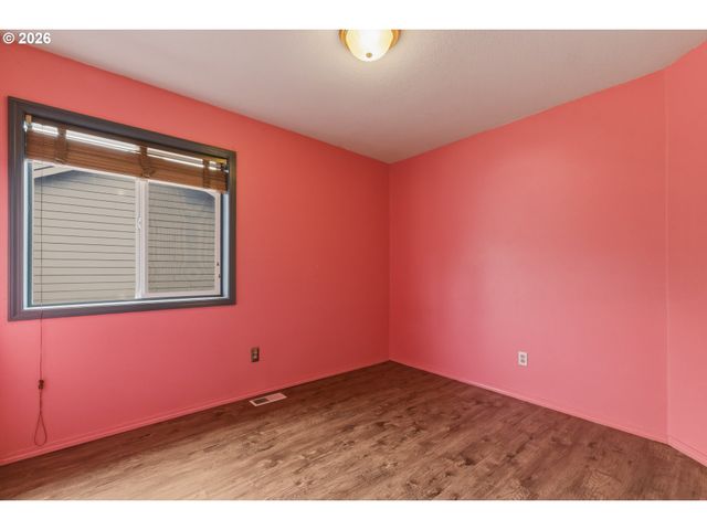 1818 Ne BLUE HERON Dr, Portland, OR 97211