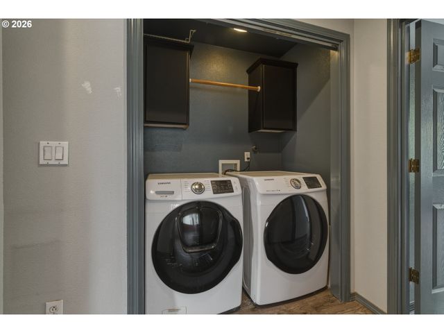 1818 Ne BLUE HERON Dr, Portland, OR 97211