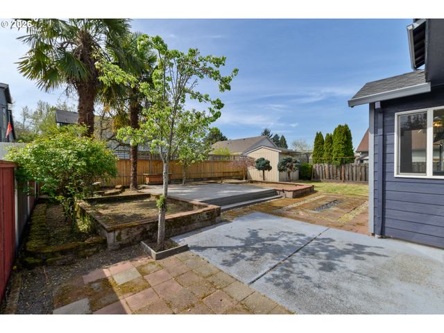 1818 Ne BLUE HERON Dr, Portland, OR 97211