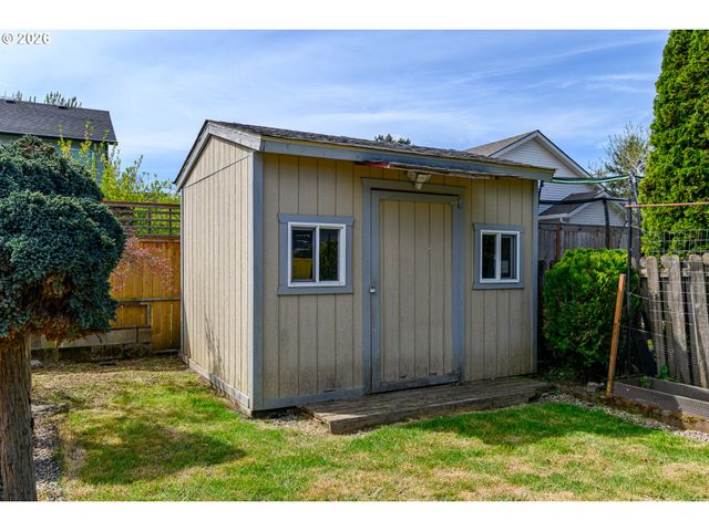 1818 Ne BLUE HERON Dr, Portland, OR 97211