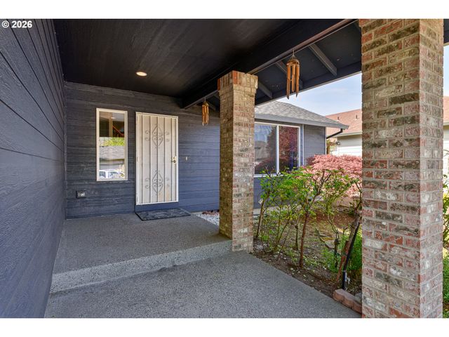 1818 Ne BLUE HERON Dr, Portland, OR 97211