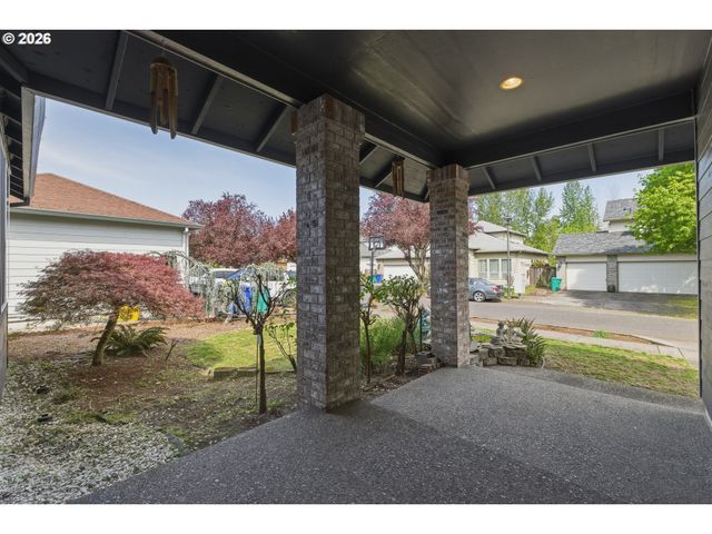 1818 Ne BLUE HERON Dr, Portland, OR 97211