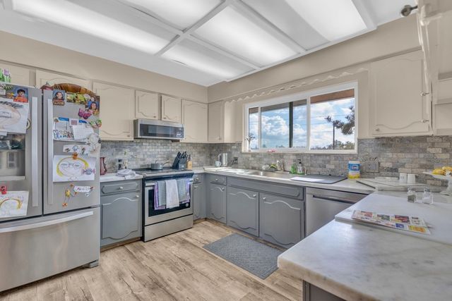 12812 E Stroud Avenue, Kingsburg, CA 93631