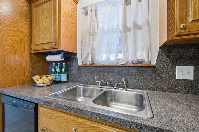 753 SW 4th Place, Moore, OK 73160