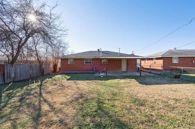 753 SW 4th Place, Moore, OK 73160