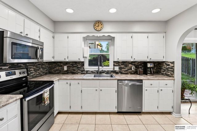 1612 Peterson Drive, Omaha, NE 68130