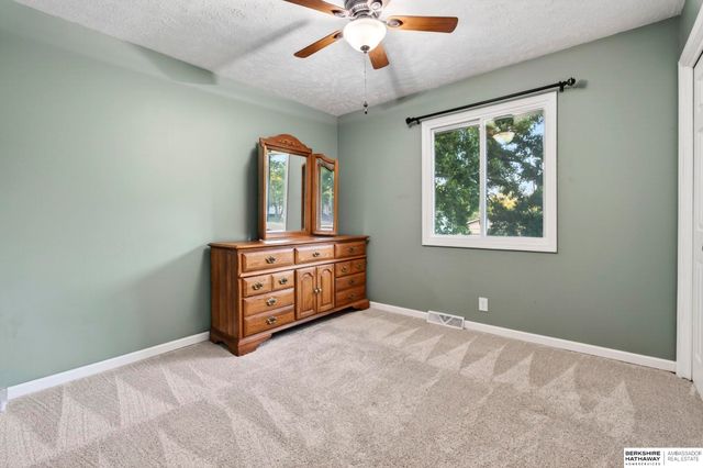 1612 Peterson Drive, Omaha, NE 68130