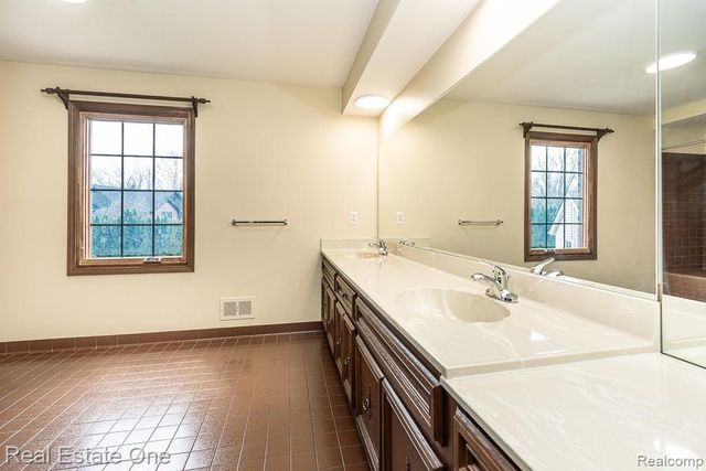 1020 Hidden Lane, Rochester Hills, MI 48309