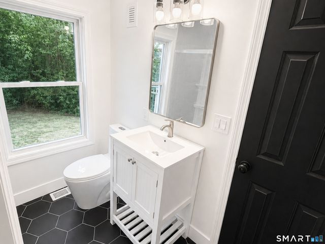 1038 W Main Street, Waterbury, CT 06708