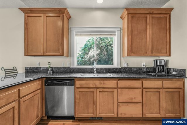 437 N 8th Pl, Carlton, OR 97111