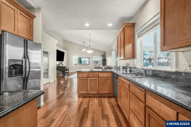 437 N 8th Pl, Carlton, OR 97111