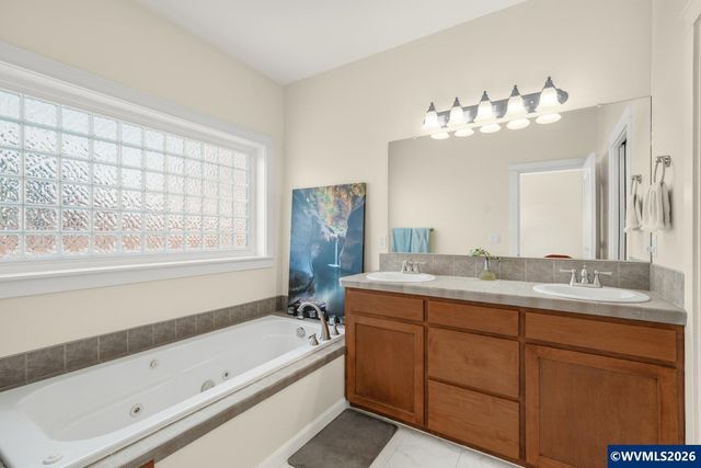 437 N 8th Pl, Carlton, OR 97111