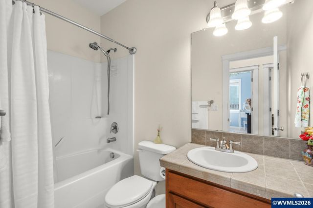 437 N 8th Pl, Carlton, OR 97111