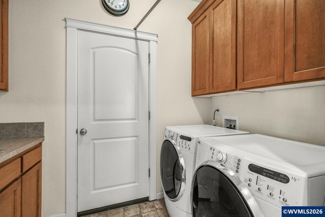 437 N 8th Pl, Carlton, OR 97111