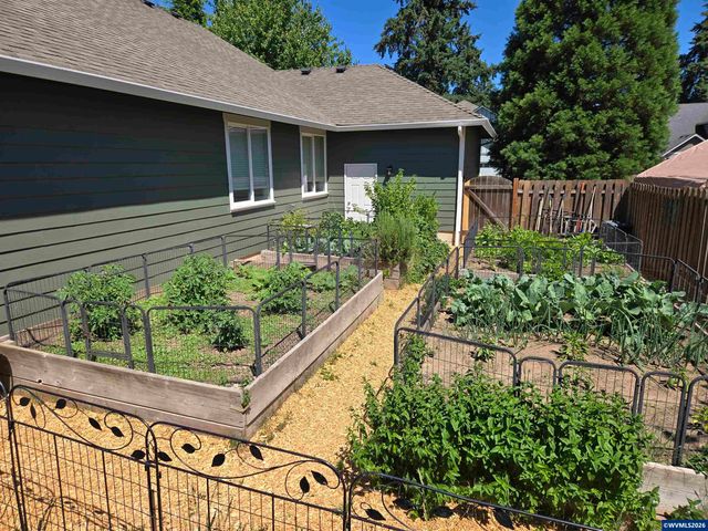 437 N 8th Pl, Carlton, OR 97111