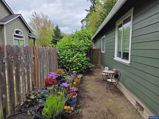 437 N 8th Pl, Carlton, OR 97111