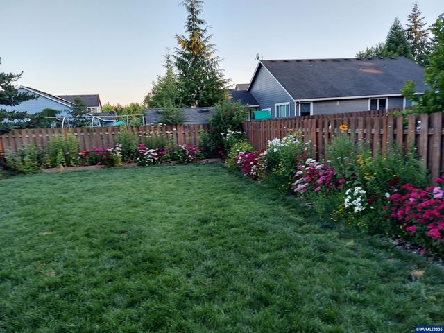 437 N 8th Pl, Carlton, OR 97111