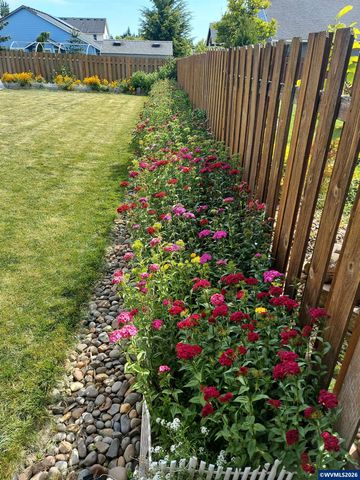 437 N 8th Pl, Carlton, OR 97111