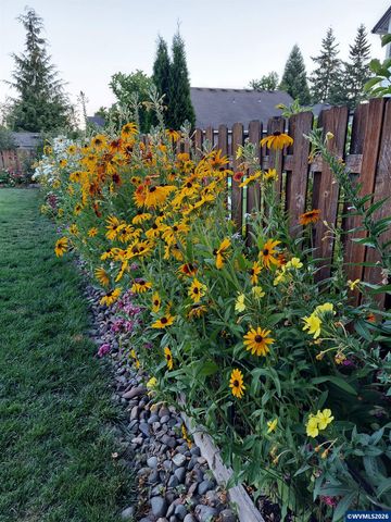 437 N 8th Pl, Carlton, OR 97111